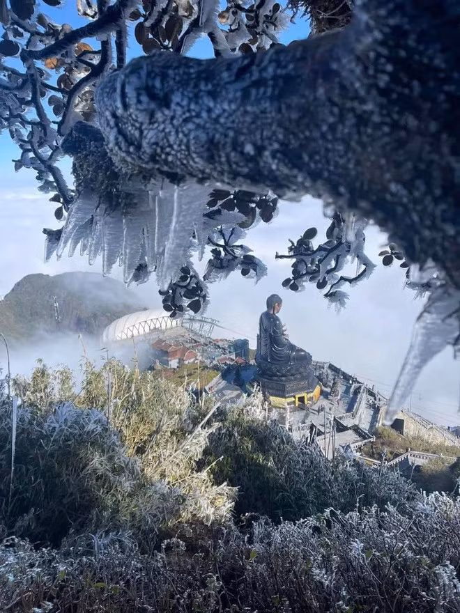 Hielo cubre la cima del Fansipan ảnh 1