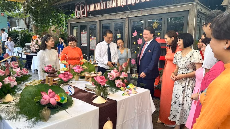 El embajador de EE. UU., Marc Knapper, y los delegados disfrutaron de la cocina vietnamita en el Festival. 
