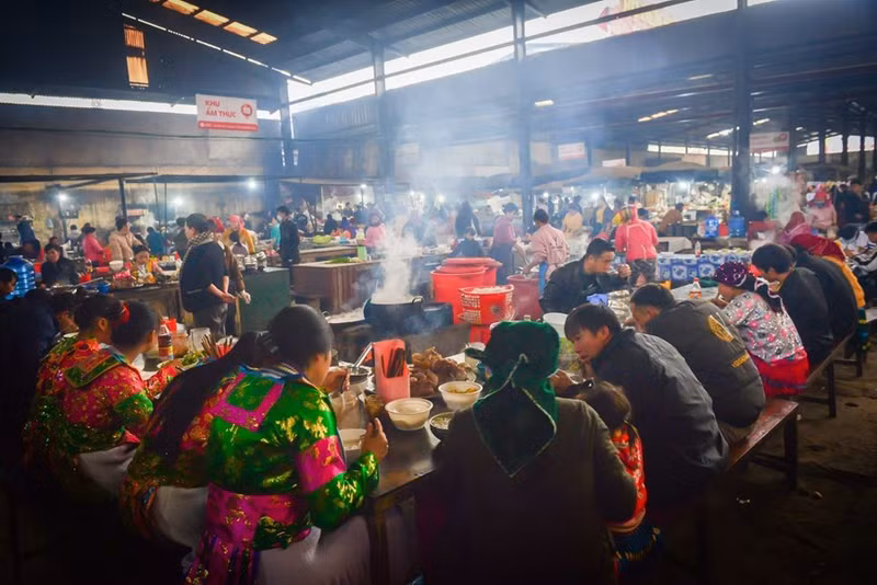 Área gastronómica en el Mercado de Meo Vac, en la provincia montañosa norteña de Ha Giang. 