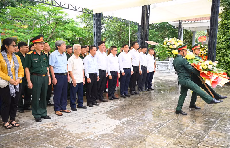 Los delegados ofrecen flores a los mártires heroicos en el cementerio.
