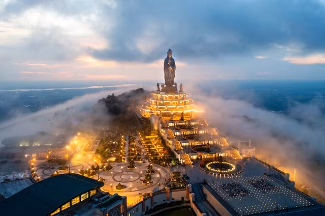 La estatua de Buda Tay Bo Da Son en la cima de Ba Den.