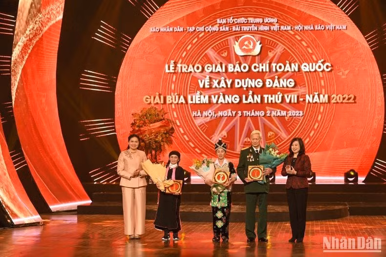 La ministra de Salud Pública, Dao Hong Lan, y la presidenta de la Unión de Mujeres de Vietnam, Ha Thi Nga, entregan flores a los destacados militantes partidistas. La ministra de Salud Pública, Dao Hong Lan, y la presidenta de la Unión de Mujeres de Vietnam, Ha Thi Nga, entregan flores a los destacados militantes partidistas.