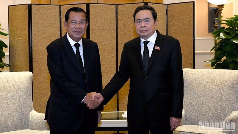 El presidente de la Asamblea Nacional, Tran Thanh Man, y el presidente del Partido Popular de Camboya (PPC) y titular del Senado de ese país, Samdech Techo Hun Sen.