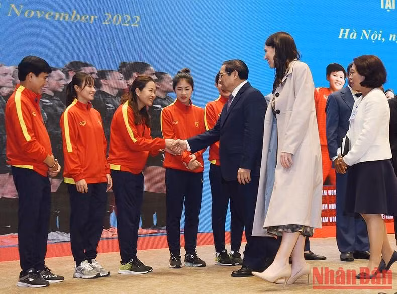 Los dos premios ministros desean que las jugadoras vietnamitas logren mucho éxito en la Copa Mundial 2023. Los dos premios ministros desean que las jugadoras vietnamitas logren mucho éxito en la Copa Mundial 2023.