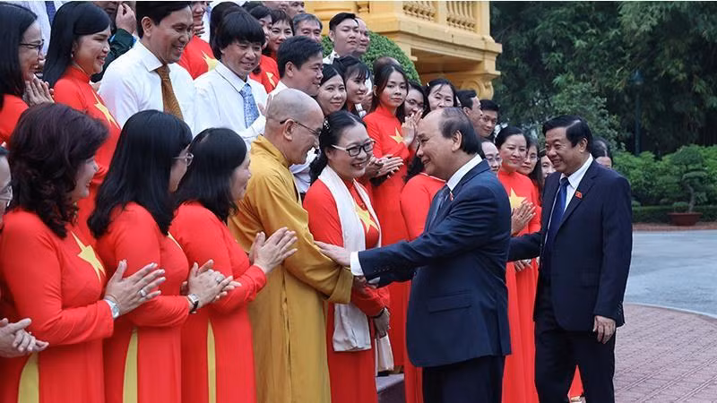 El presidente Nguyen Xuan Phuc se reúne con destacados del movimiento de emulación patriótica de Vinh Long.