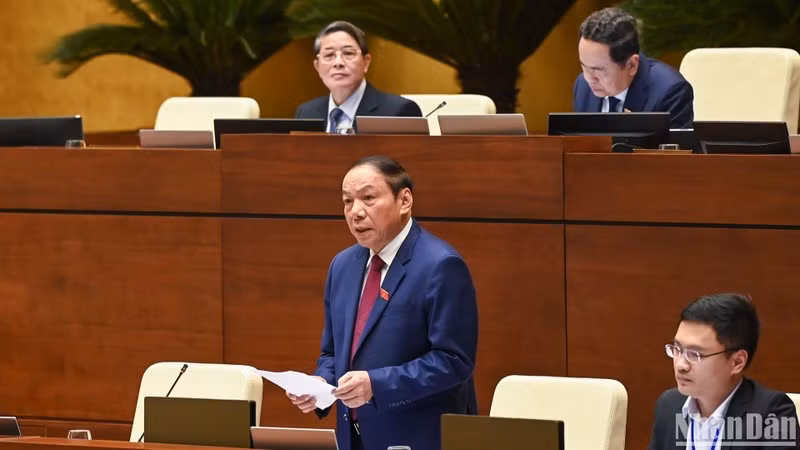 El ministro de Cultura, Deportes y Turismo, Nguyen Van Hung, responde a las preguntas. 