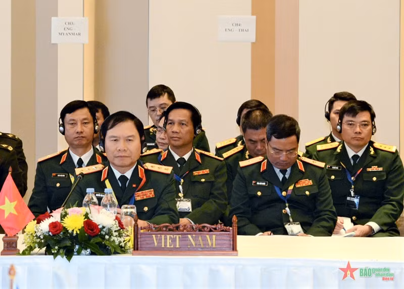 El jefe del Estado Mayor General del Ejército Popular de Vietnam y viceministro de Defensa, coronel general Nguyen Tan Cuong, interviene en la reunión. (Foto: qdnd.vn)