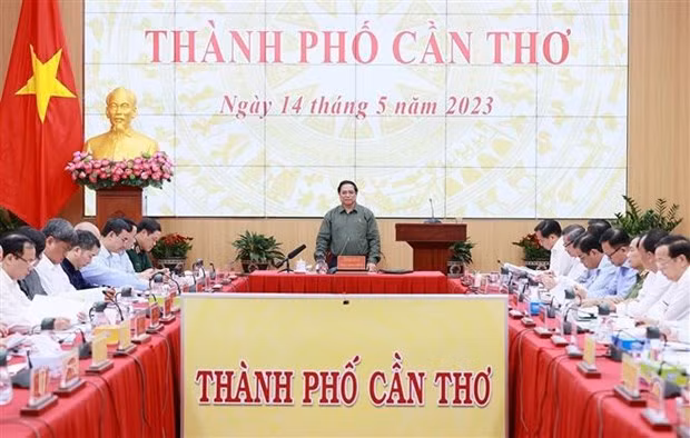 El primer ministro de Vietnam, Pham Minh Chinh, trabaja con las autoridades de Can Tho. (Fotografía: VNA)