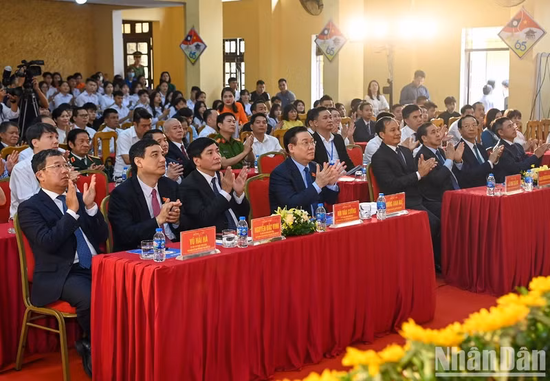 El presidente del Parlamento y otros asistentes al evento.