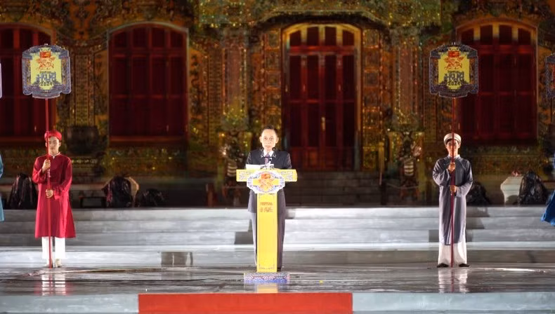 Interviene el secretario del Comité Central del Partido Comunista de Vietnam y jefe de su Comisión de Relaciones Exteriores, Le Hoai Trung.
