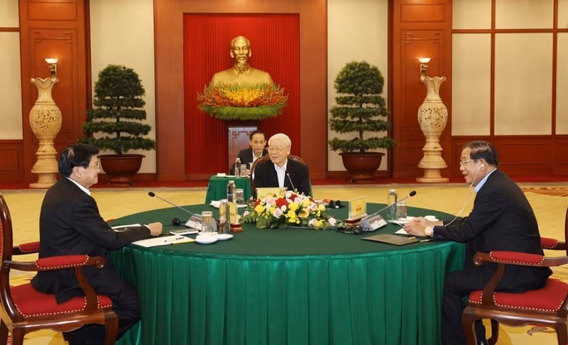 El secretario general Nguyen Phu Trong, el presidente del Partido Popular de Camboya y el primer ministro, Hun Sen, y el secretario general del Partido Popular Revolucionario de Laos (PPRL) y presidente de ese país, Thongloun Sisoulith, en la Cumbre Vietnam – Camboya – Laos, el 26 de septiembre de 2021 en Hanói. Foto: Tri Dung - VNA