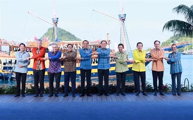 El primer ministro vietnamita, Pham Minh Chinh, y los dirigentes participantes en la reunión restringida de la 42 Cumbre de la Asean en Indonesia (Fotografía: VNA)