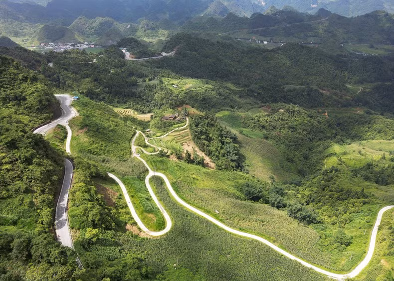 Vista desde la puerta del cielo de Quan Ba, en la comuna de Quan Ba del distrito homónimo. Vista desde la puerta del cielo de Quan Ba, en la comuna de Quan Ba del distrito homónimo.