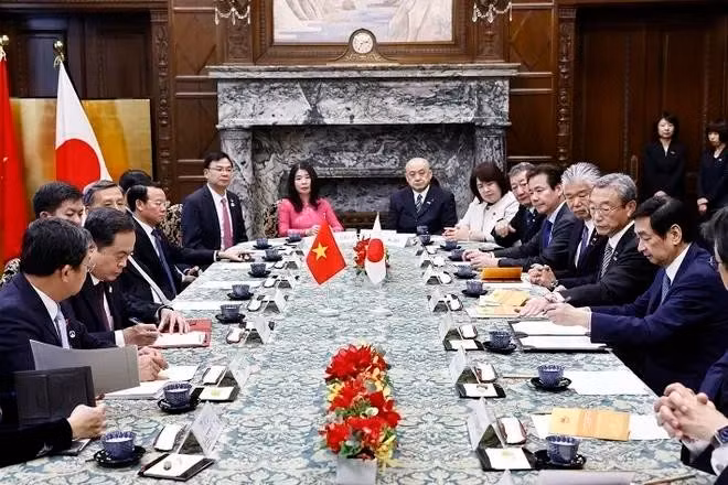 El presidente de la Asamblea Nacional de Vietnam, Tran Thanh Man, y el presidente del Senado de Japón, Sekiguchi Masakazu en la firma del acuerdo de cooperación. (Foto: VNA)