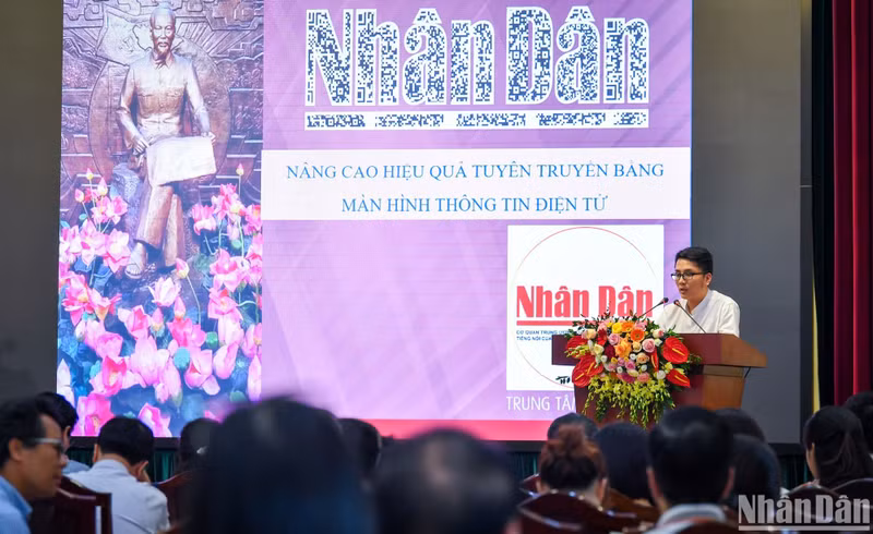 Representante del Centro de Información del periódico Nhan Dan presenta la iniciativa "Mejorar la eficacia de la divulgación con pantallas de información electrónica". Representante del Centro de Información del periódico Nhan Dan presenta la iniciativa "Mejorar la eficacia de la divulgación con pantallas de información electrónica".