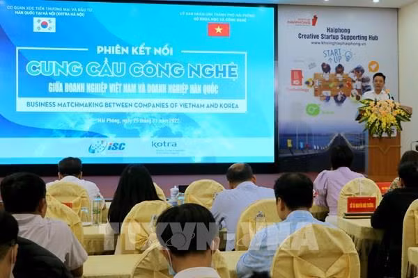 Tran Quang Tuan, director del Servicio de Ciencia y Tecnología de la provincia de Hai Phong habla en el evento. (Fotografía: VNA)