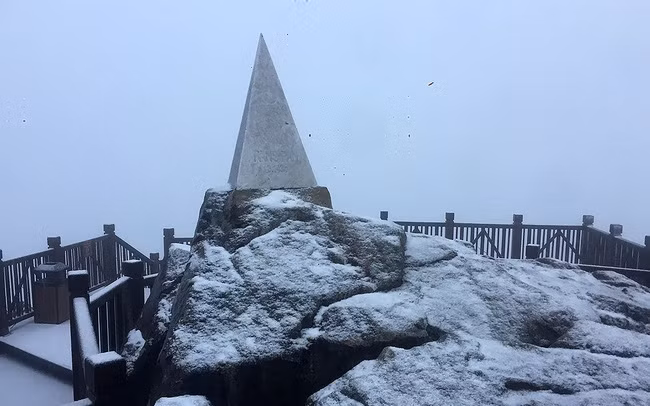 Nieves cubren de blanco la cima de Fansipan (Fotografía: VNA)