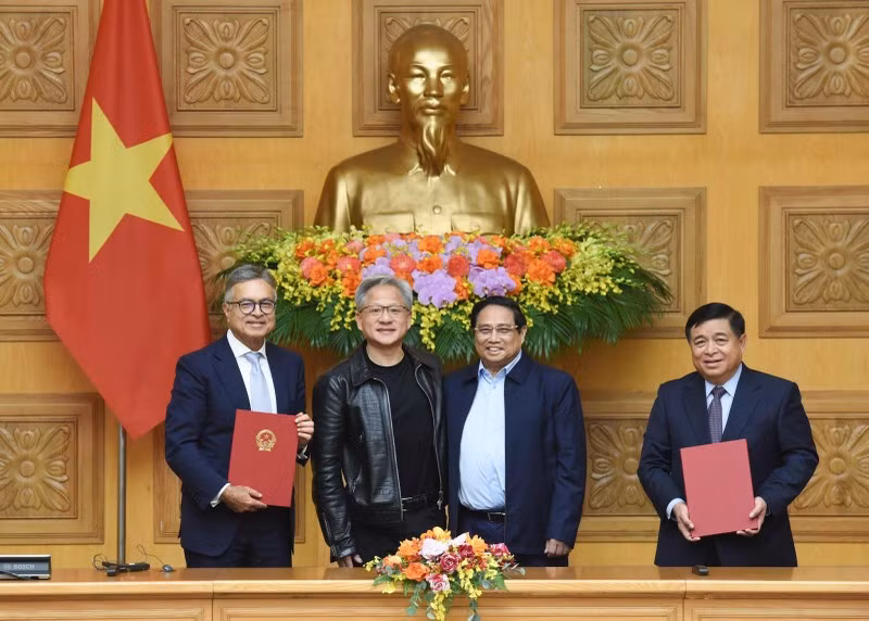 El primer ministro vietnamita, Pham Minh Chinh, (segundo a la derecha) y Jensen Huang, presidente y director general de NVIDIA, presencian la ceremonia de firma del acuerdo de cooperación entre el Gobierno de Vietnam y el grupo estadounidense. (Foto: Nhan Dan)
