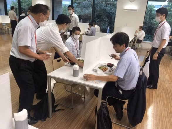 Degustan arroz vietnamita ST25 en Oficina del Gabinete de Japón. (Fotografía: Oficina Comercial de Vietnam en Japón)