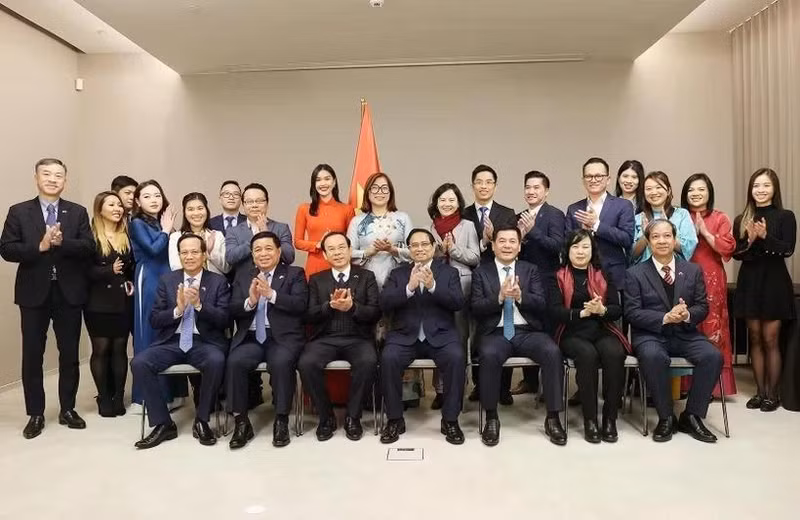 El primer ministro Pham Minh Chinh (en el centro, primera fila) y miembros de la Red de Innovación de Vietnam en Europa. (Foto: VNA)