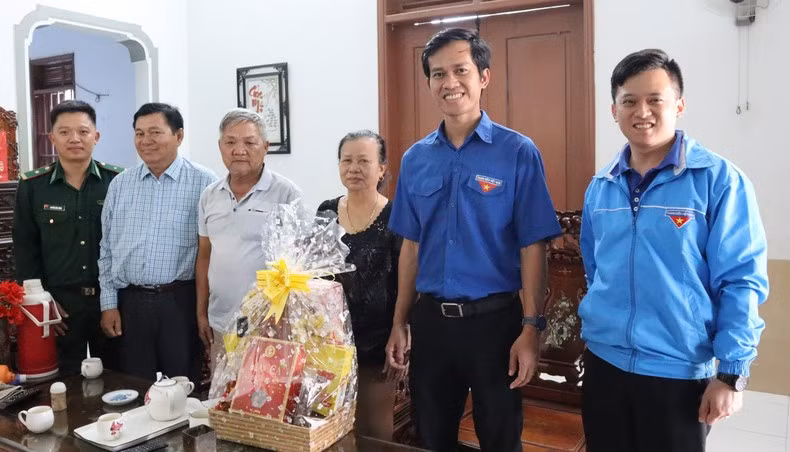 Representantes de la filial de la Unión de Jóvenes Comunistas Ho Chi Minh en Dak Lak y del Comité Popular del distrito de Buon Don entregan obsequios a las familias beneficiarias de políticas sociales en zonas fronterizas.