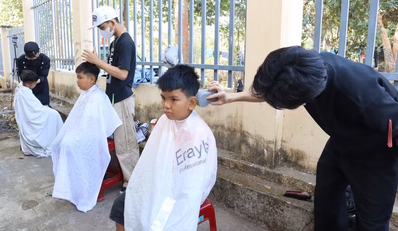 Cortes de pelo gratuitos para niños en zonas fronterizas.