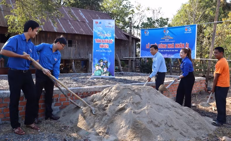 Se inicia la construcción de una casa de caridad para donar a los pobres en zonas fronterizas.
