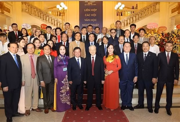 El secretario general del Partido Comunista de Vietnam, Nguyen Phu Trong, y delegados participantes en la cita (Fotografía: VNA) El secretario general del Partido Comunista de Vietnam, Nguyen Phu Trong, y delegados participantes en la cita (Fotografía: VNA)