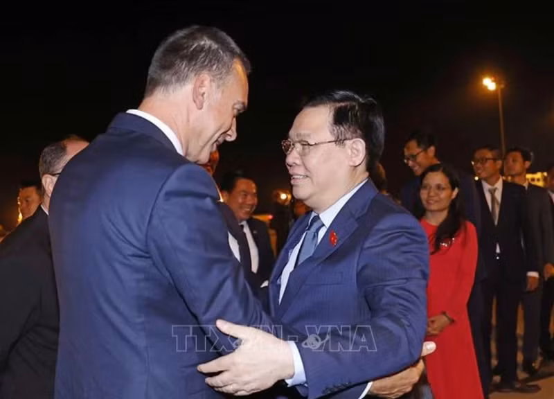 Dimitar Nikolov, alcalde de la ciudad de Burgas, despide al presidente de la Asamblea Nacional de Vietnam, Vuong Dinh Hue, en el aeropuerto de la urbe.