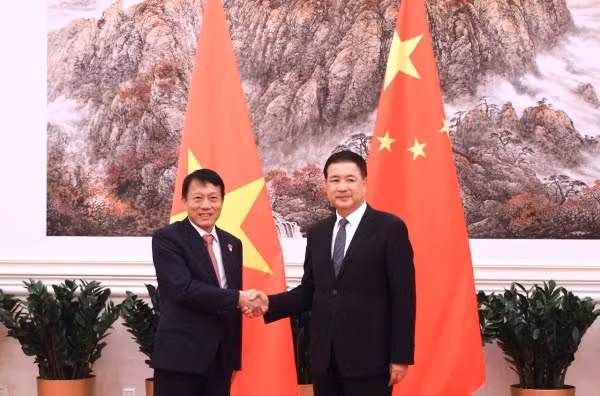 El coronel general Luong Tam Quang (izquierda), miembro del Comité Central del PCV y ministro de Seguridad Pública de Vietnam, y el consejero de Estado y ministro de Seguridad Pública de China, Wang Xiaohong (Foto: cand.com.vn)