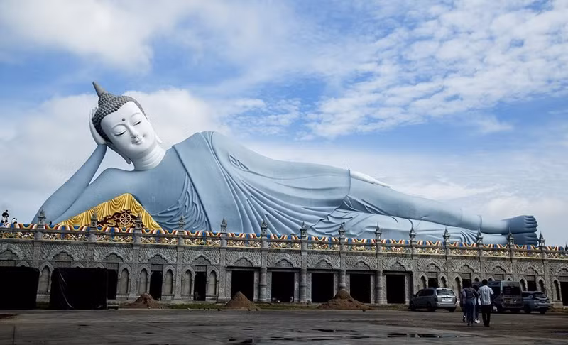 Lo más destacado del templo es su estatua de Buda reclinado que mide 63 metros de largo, 22,5 metros de alto y pesa 490 toneladas. Actualmente es una de las estatuas de Buda reclinadas más grande de Vietnam.