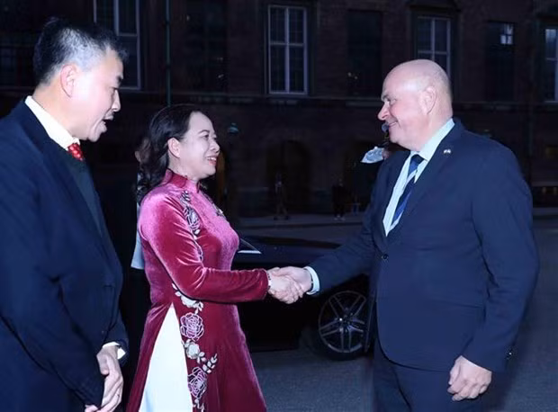 La vicepresidenta vietnamita Vo Thi Anh Xuan saluda al presidente del Folketing (Parlamento) de Dinamarca, Soren Gade.