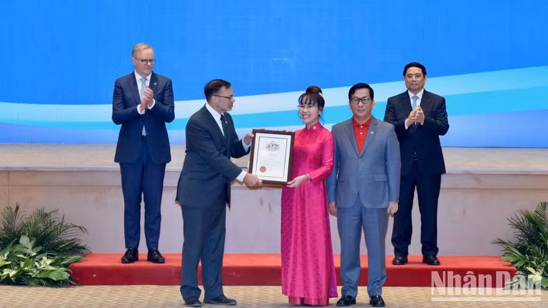 La entrega de la licencia de la ruta directa Ciudad Ho Chi Minh-Brisbane a la aerolínea Vietjet Air.