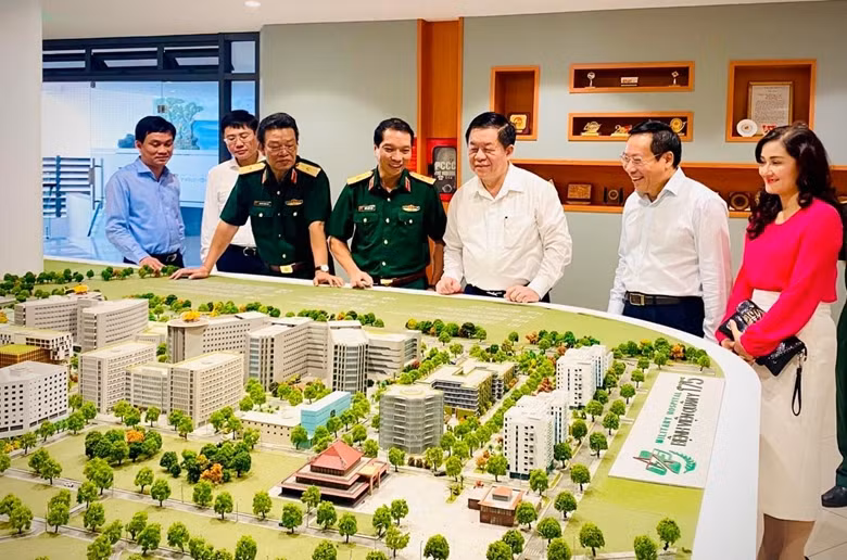 El secretario del Comité Central del Partido Comunista de Vietnam y jefe de su Comisión de Propaganda y Educación, Nguyen Trong Nghia, en el Hospital Militar Médico 175 (Fotografía: VNA)
