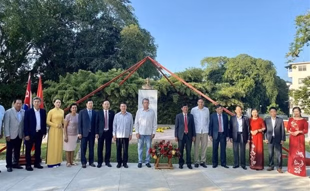 La delegación vietnamita visita el parque Ho Chi Minh, en La Habana.