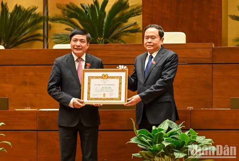 El vicepresidente permanente del Parlamento, Tran Thanh Man, entrega la insignia por 30 años de membresía del PCV al secretario general y presidente de la Oficina de la Asamblea Nacional, Bui Van Cuong. El vicepresidente permanente del Parlamento, Tran Thanh Man, entrega la insignia por 30 años de membresía del PCV al secretario general y presidente de la Oficina de la Asamblea Nacional, Bui Van Cuong.