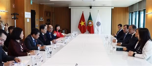 El vicepresidente permanente de la Asamblea Nacional de Vietnam, Tran Thanh Man, se reúne con Ricardo Valente, concejal encargado de economía y finanzas de la ciudad de Oporto. El vicepresidente permanente de la Asamblea Nacional de Vietnam, Tran Thanh Man, se reúne con Ricardo Valente, concejal encargado de economía y finanzas de la ciudad de Oporto.