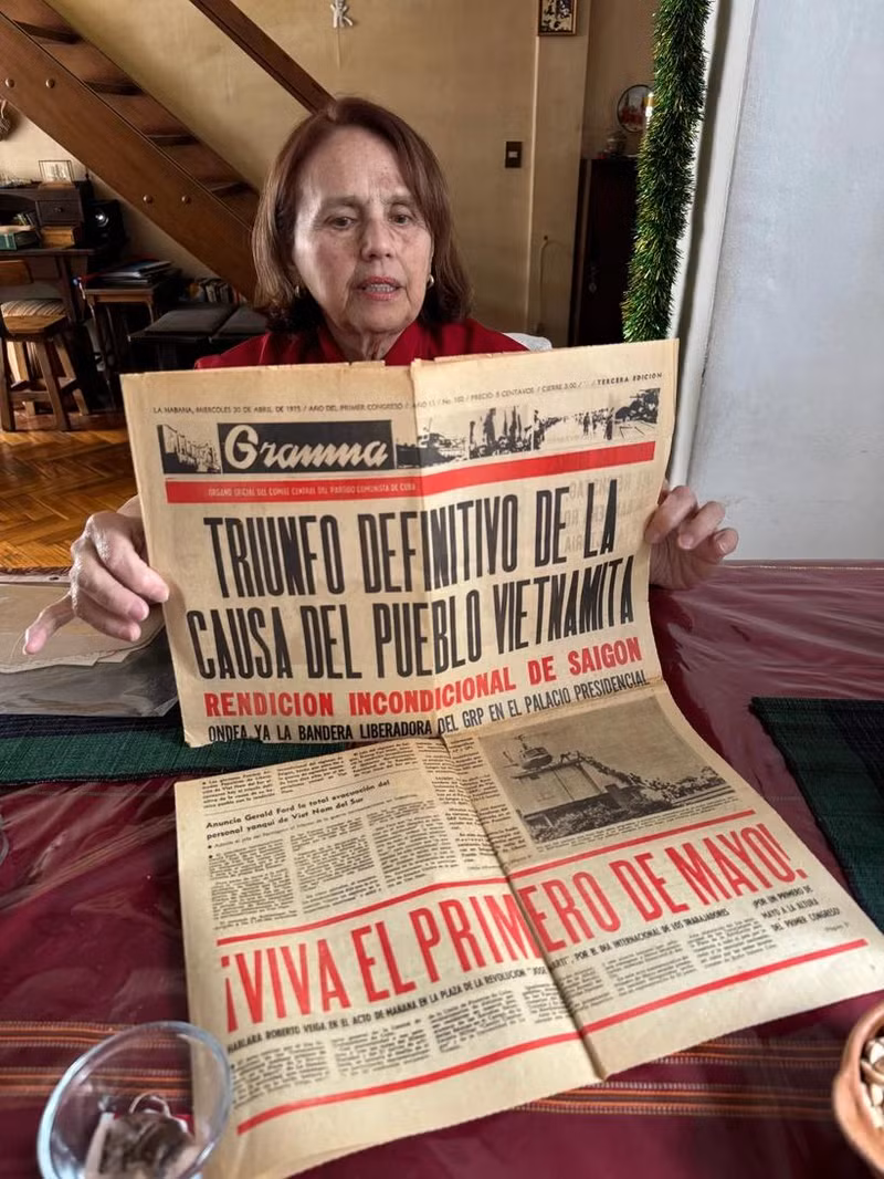 Poldi Sosa conserva como recuerdo la edición del 30 de abril de 1975 del periódico Granma, órgano del Partido Comunista de Cuba (Foto: VNA) Poldi Sosa conserva como recuerdo la edición del 30 de abril de 1975 del periódico Granma, órgano del Partido Comunista de Cuba (Foto: VNA)