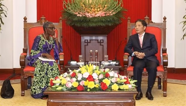 El jefe de la Comisión de Asuntos Económicos del Comité Central del Partido Comunista de Vietnam, Tran Tuan Anh, recibe a la subdirectora general del FMI, Antoinette Sayeh. (Fotografía: VNA)