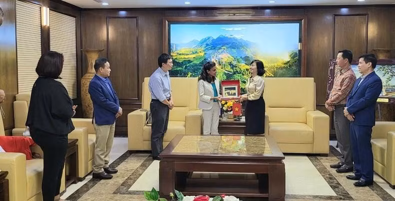 La subsecretaria del Comité del Partido Comunista de Vietnam en Quang Ninh entrega un regalo de recuerdo a delegación del diario Granma.