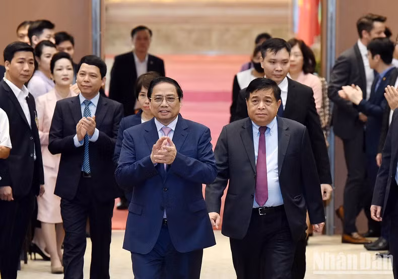 El primer ministro Pham Minh Chinh llega a la reunión.