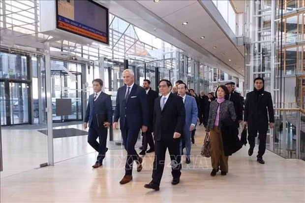 El primer ministro vietnamita, Pham Minh Chinh, visita el Banco Europeo de Inversiones. (Fotografía: VNA)