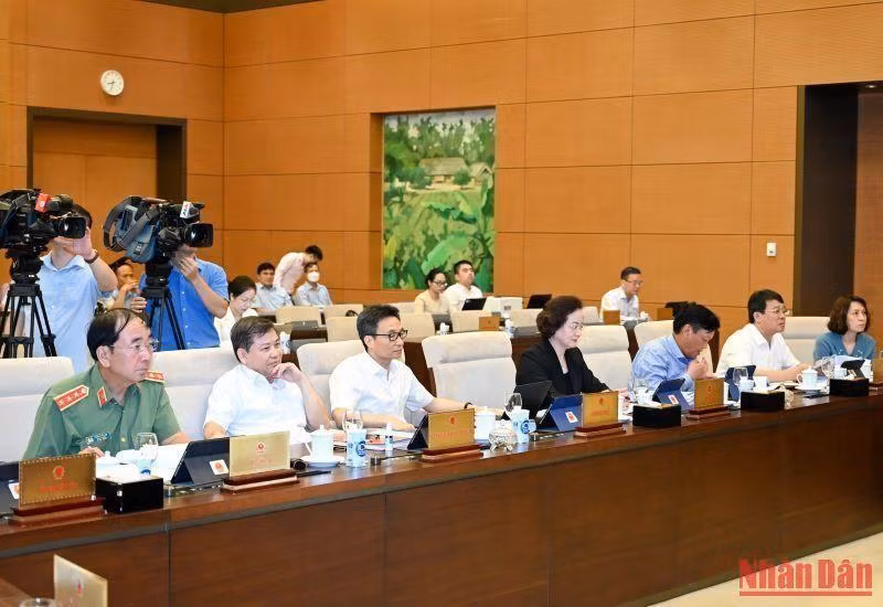 El viceprimer ministro Vu Duc Dam y otros dirigentes de ministerios y sectores asistentes al evento.