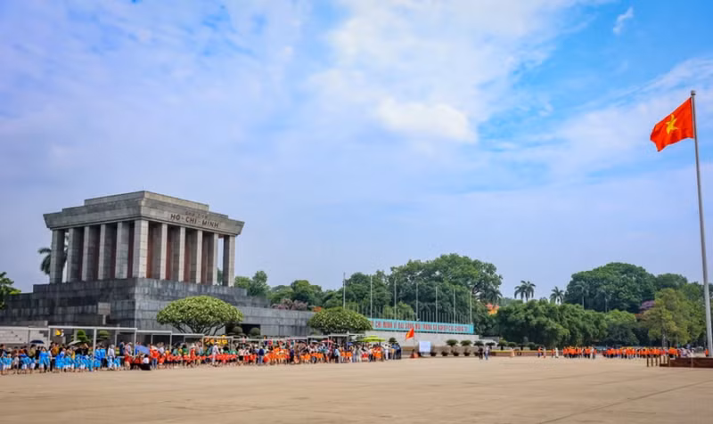 Casi 32 mil personas visitan Mausoleo de Ho Chi Minh. (Foto: VNA)