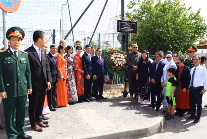 La ceremonia de ofrenda de flores en Argelia (Foto: VNA)