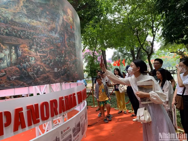 Los lectores escanean el código QR en la pintura panorámica.