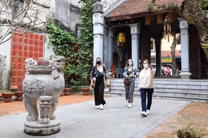 Turistas extranjeros visitan la casa comunal Kim Ngan, en el Casco Antiguo de Hanói. (Foto: VNA)
