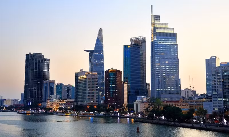 Ciudad Ho Chi Minh se desarrolla de forma dinámica y moderna junto al río Saigón.