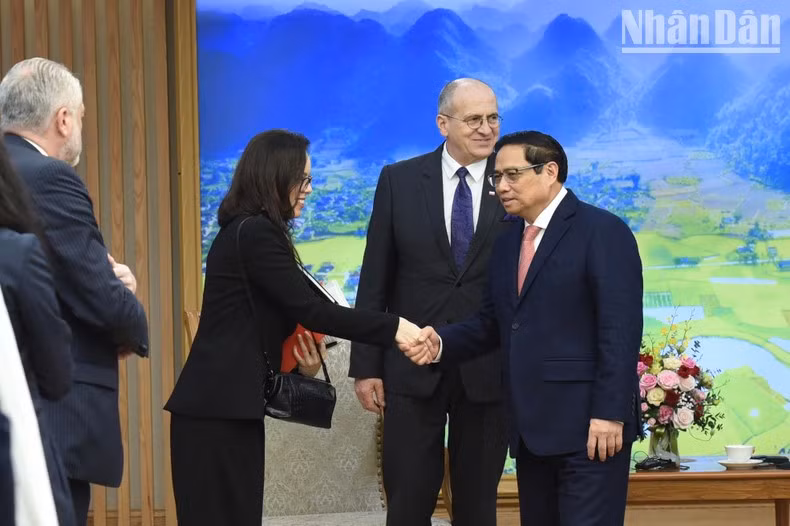 Minh Chinh con los visitantes polacos.