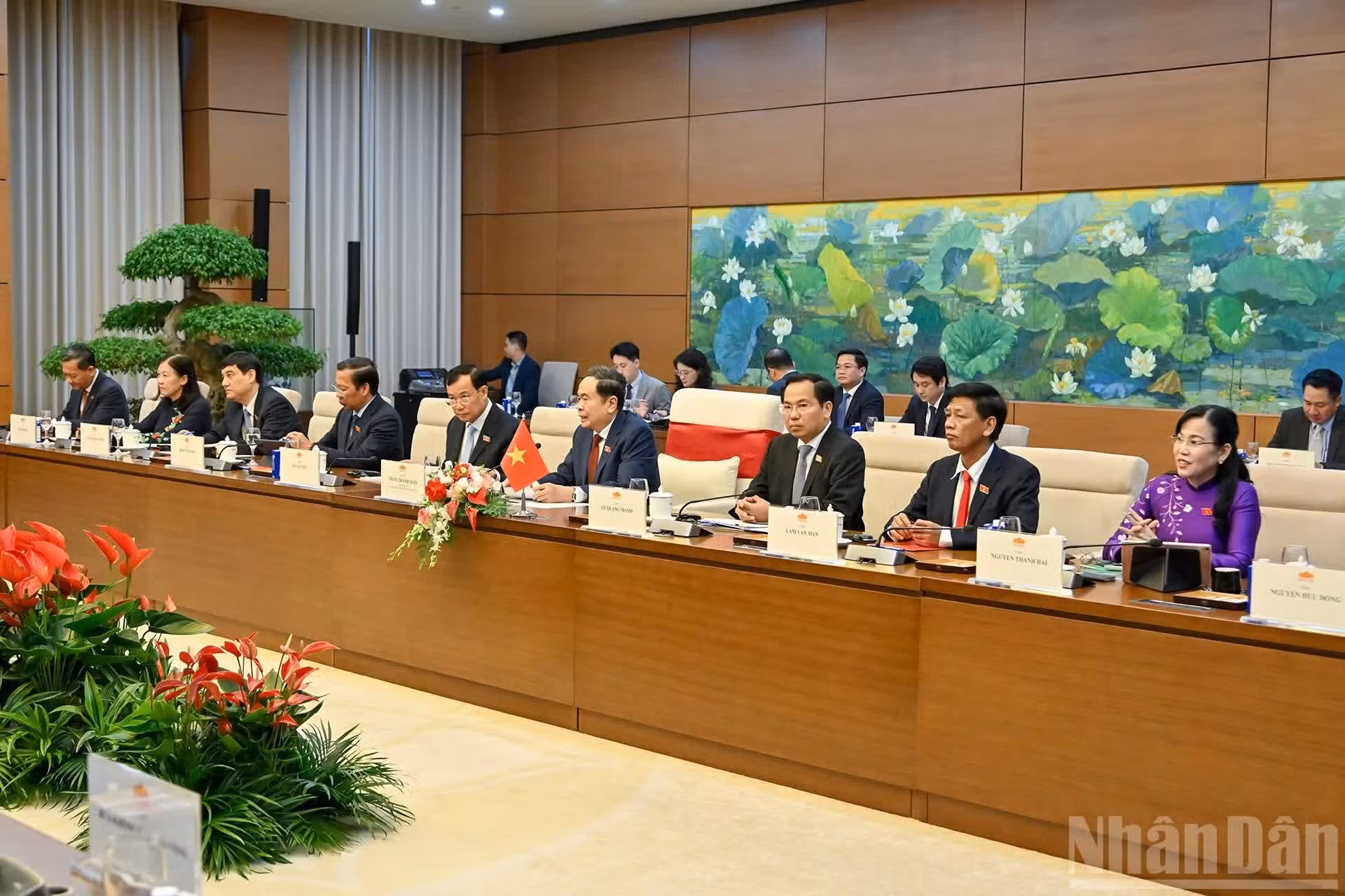 El presidente de la Asamblea Nacional, Tran Thanh Man, y delegados de Vietnam.